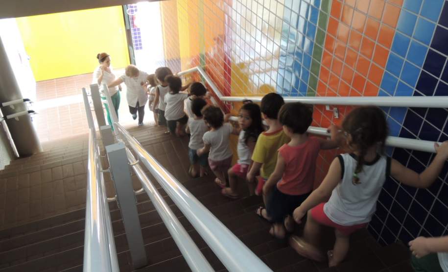 A 5ª CORPEDEC - Coordenadoria Regional de Proteção e  Defesa Civil, realizou na tarde de ontem, 29, plano de abandono no CMEI, Centro Municipal de Educação Infantil, Gerardo Braga, na cidade de Maringá. A realização do simulado de abandono se deve a continuação dos treinamentos e conhecimentos adquiridos no curso de Brigadas Escolares.