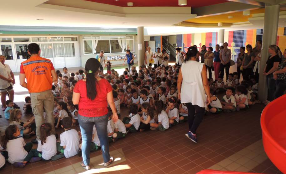 A 5ª CORPEDEC - Coordenadoria Regional de Proteção e  Defesa Civil, realizou na tarde de ontem, 29, plano de abandono no CMEI, Centro Municipal de Educação Infantil, Gerardo Braga, na cidade de Maringá. A realização do simulado de abandono se deve a continuação dos treinamentos e conhecimentos adquiridos no curso de Brigadas Escolares.