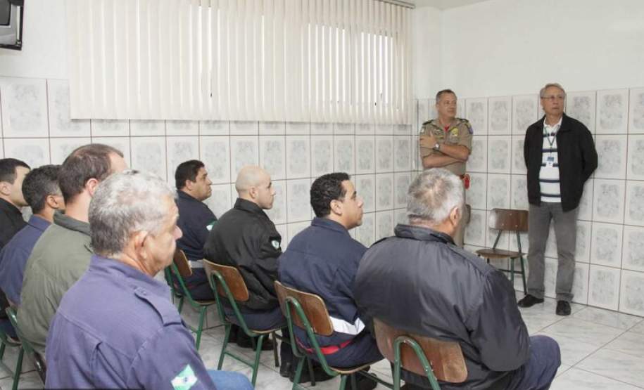 CAPACITAÇÃO DOS AGENTES DE DEFESA CIVIL 7º Grupamento de Bombeiros ministra a aula inaugural do Curso de Capacitação dos Agentes de Defesa Civil no Quartel de Campina Grande do Sul / Quatro Barras pertencente ao 3°SGB/7°GB