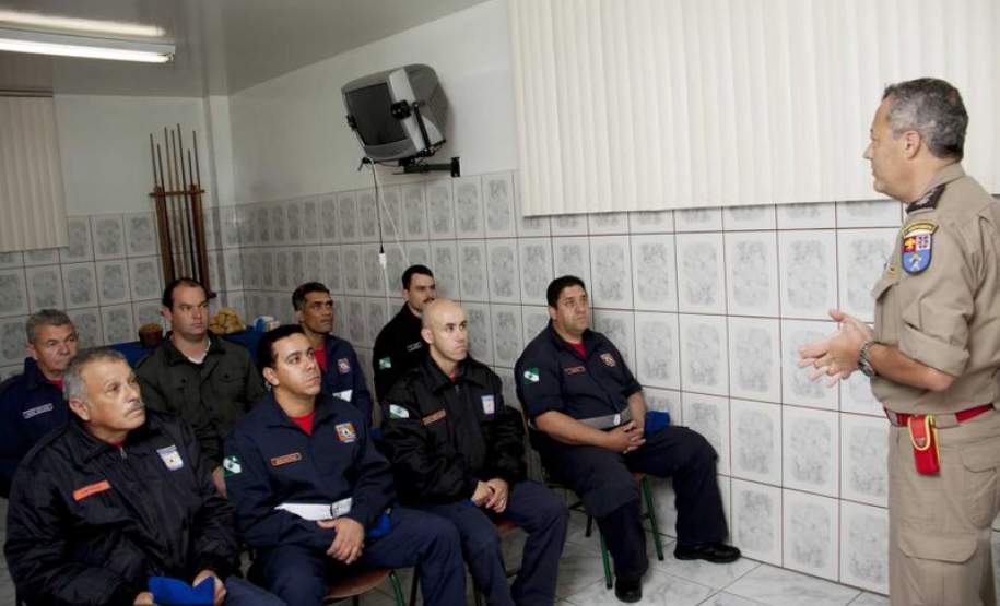 CAPACITAÇÃO DOS AGENTES DE DEFESA CIVIL 7º Grupamento de Bombeiros ministra a aula inaugural do Curso de Capacitação dos Agentes de Defesa Civil no Quartel de Campina Grande do Sul / Quatro Barras pertencente ao 3°SGB/7°GB