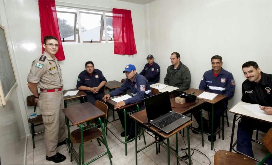 CAPACITAÇÃO DOS AGENTES DE DEFESA CIVIL 7º GB 7º Grupamento de Bombeiros ministra a aula inaugural do Curso de Capacitação dos Agentes de Defesa Civil no Quartel de Campina Grande do Sul / Quatro Barras pertencente ao 3°SGB/7°GB