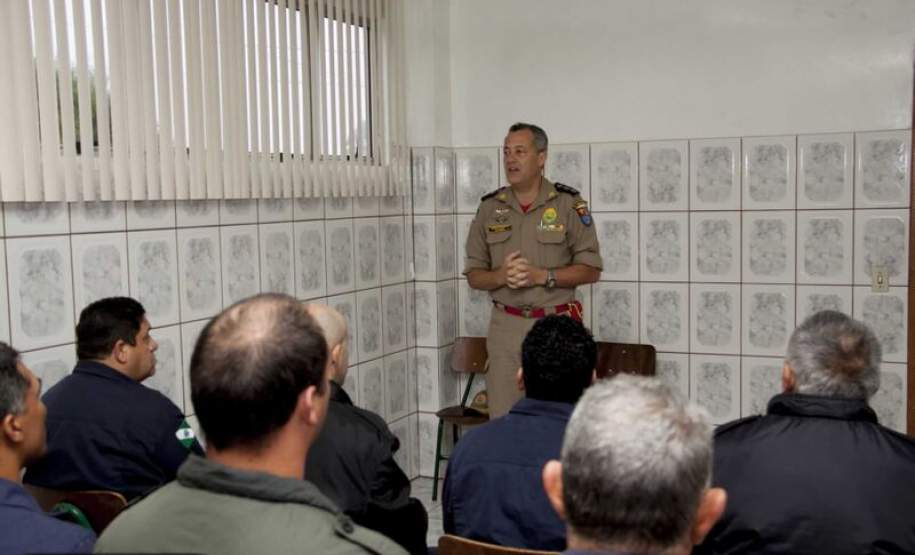CAPACITAÇÃO DOS AGENTES DE DEFESA CIVIL 7º Grupamento de Bombeiros ministra a aula inaugural do Curso de Capacitação dos Agentes de Defesa Civil no Quartel de Campina Grande do Sul / Quatro Barras pertencente ao 3°SGB/7°GB