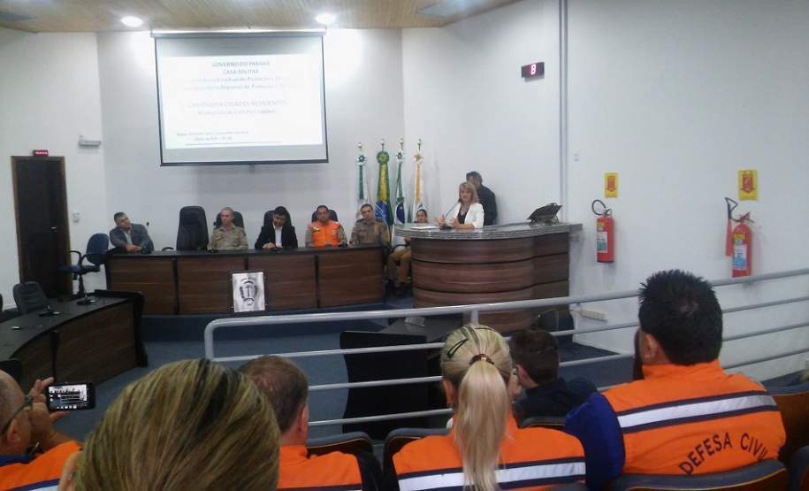 A COMPDEC do Município de Irati, apoiada pela 2ª CORPDEC, realizam na Semana de 30 de Novembro a 04 de Dezembro de 2015 a “1ª SEMANA MUNICIPAL DE CONSCIENTIZAÇÃO E PREVENÇÃO CONTRA DESASTRES NATURAIS E OCUPAÇÃO URBANA onde acontecem palestras sobre a Legislação Brasileira para Proteção e Defesa civil ministrada pela Coordenadoria Estadual de Proteção e Defesa Civil, Apresentação do documento de Inscrição na Campanha “Construindo Cidades Resilientes: Minha cidade está se