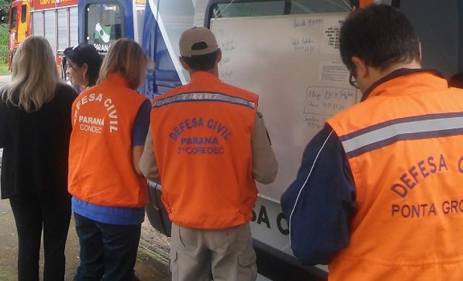 1ª SEMANA MUNICIPAL DE CONSCIENTIZAÇÃO E PREVENÇÃO CONTRA DESASTRES NATURAIS E OCUPAÇÃO URBANA - Irati A COMPDEC do Município de Irati, apoiada pela 2ª CORPDEC, realizam na Semana de 30 de Novembro a 04 de Dezembro de 2015 a “1ª SEMANA MUNICIPAL DE CONSCIENTIZAÇÃO E PREVENÇÃO CONTRA DESASTRES NATURAIS E OCUPAÇÃO URBANA onde acontecem palestras sobre a Legislação Brasileira para Proteção e Defesa civil ministrada pela Coordenadoria Estadual de Proteção e Defesa Civil, Apresentação do documento de Inscrição na Campanha “Construindo Cidades Resilientes: Minha cidade está se