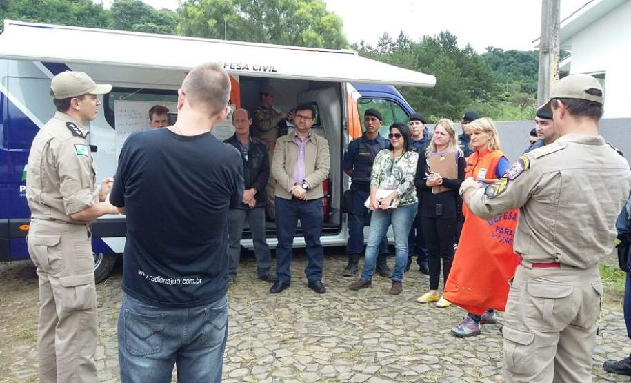 1ª SEMANA MUNICIPAL DE CONSCIENTIZAÇÃO E PREVENÇÃO CONTRA DESASTRES NATURAIS E OCUPAÇÃO URBANA - Irati A COMPDEC do Município de Irati, apoiada pela 2ª CORPDEC, realizam na Semana de 30 de Novembro a 04 de Dezembro de 2015 a “1ª SEMANA MUNICIPAL DE CONSCIENTIZAÇÃO E PREVENÇÃO CONTRA DESASTRES NATURAIS E OCUPAÇÃO URBANA onde acontecem palestras sobre a Legislação Brasileira para Proteção e Defesa civil ministrada pela Coordenadoria Estadual de Proteção e Defesa Civil, Apresentação do documento de Inscrição na Campanha “Construindo Cidades Resilientes: Minha cidade está se