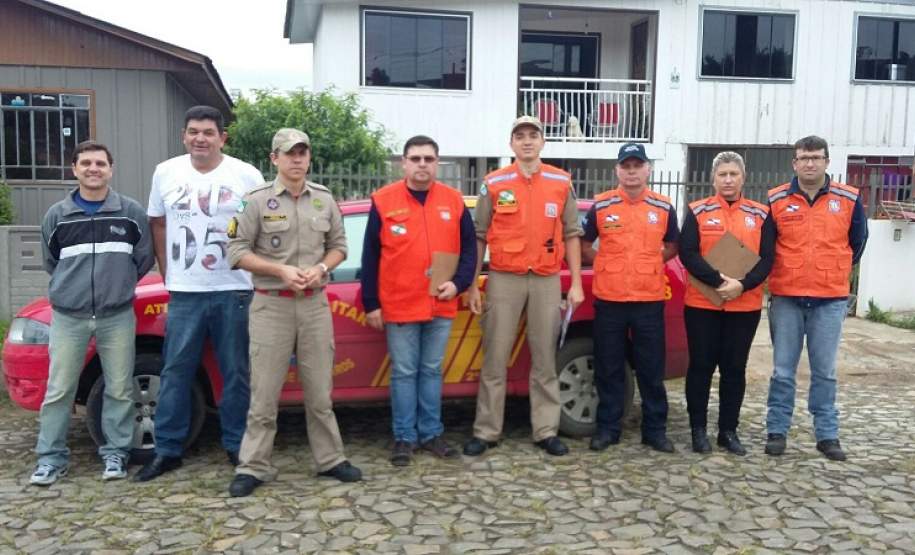 1ª SEMANA MUNICIPAL DE CONSCIENTIZAÇÃO E PREVENÇÃO CONTRA DESASTRES NATURAIS E OCUPAÇÃO URBANA - Irati A COMPDEC do Município de Irati, apoiada pela 2ª CORPDEC, realizam na Semana de 30 de Novembro a 04 de Dezembro de 2015 a “1ª SEMANA MUNICIPAL DE CONSCIENTIZAÇÃO E PREVENÇÃO CONTRA DESASTRES NATURAIS E OCUPAÇÃO URBANA onde acontecem palestras sobre a Legislação Brasileira para Proteção e Defesa civil ministrada pela Coordenadoria Estadual de Proteção e Defesa Civil, Apresentação do documento de Inscrição na Campanha “Construindo Cidades Resilientes: Minha cidade está se