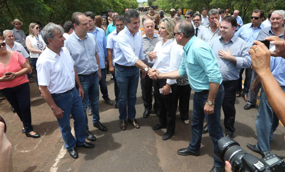 No Noroeste, prioridade é restaurar pontes e estradas rurais A recuperação de rodovias, estradas rurais e pontes é a principal demanda dos municípios do Noroeste atingidos pelas chuvas intensas dos últimos dias. Nesta quinta-feira (14), o governador Beto Richa esteve na região para verificar os danos e acompanhar o trabalho de apoio do Estado às prefeituras. Ele esteve em Iguaraçu, vizinha de Maringá, para conversar com os prefeitos. Ele também foi a Londrina e Rolândia e sobrevoou Jataizinho.