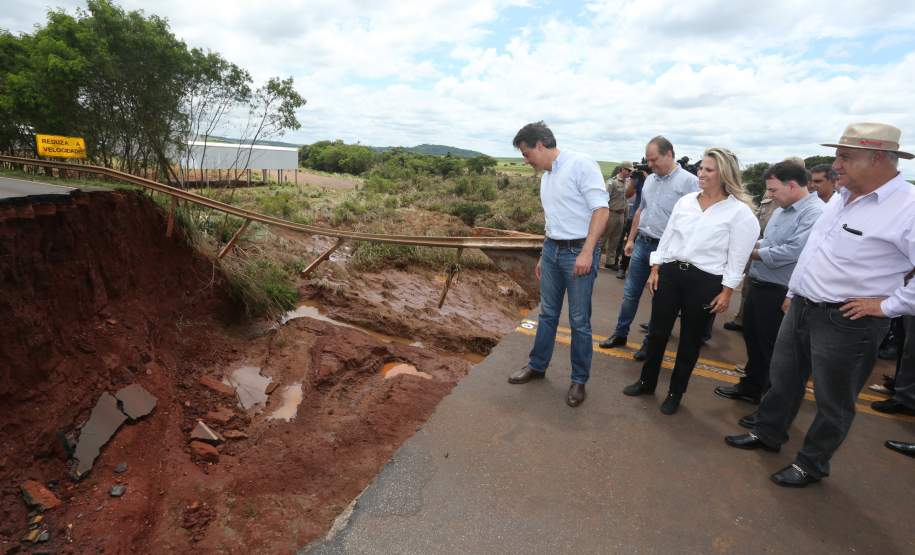 No Noroeste, prioridade é restaurar pontes e estradas rurais A recuperação de rodovias, estradas rurais e pontes é a principal demanda dos municípios do Noroeste atingidos pelas chuvas intensas dos últimos dias. Nesta quinta-feira (14), o governador Beto Richa esteve na região para verificar os danos e acompanhar o trabalho de apoio do Estado às prefeituras. Ele esteve em Iguaraçu, vizinha de Maringá, para conversar com os prefeitos. Ele também foi a Londrina e Rolândia e sobrevoou Jataizinho.