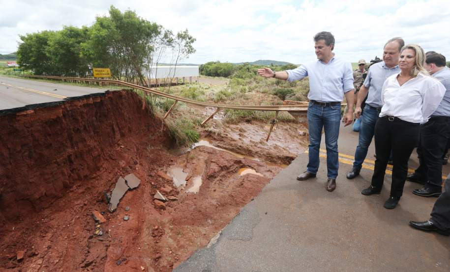 No Noroeste, prioridade é restaurar pontes e estradas rurais A recuperação de rodovias, estradas rurais e pontes é a principal demanda dos municípios do Noroeste atingidos pelas chuvas intensas dos últimos dias. Nesta quinta-feira (14), o governador Beto Richa esteve na região para verificar os danos e acompanhar o trabalho de apoio do Estado às prefeituras. Ele esteve em Iguaraçu, vizinha de Maringá, para conversar com os prefeitos. Ele também foi a Londrina e Rolândia e sobrevoou Jataizinho.