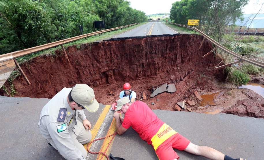 No Noroeste, prioridade é restaurar pontes e estradas ruraisA recuperação de rodovias, estradas rurais e pontes é a principal demanda dos municípios do Noroeste atingidos pelas chuvas intensas dos últimos dias. Nesta quinta-feira (14), o governador Beto R A recuperação de rodovias, estradas rurais e pontes é a principal demanda dos municípios do Noroeste atingidos pelas chuvas intensas dos últimos dias. Nesta quinta-feira (14), o governador Beto Richa esteve na região para verificar os danos e acompanhar o trabalho de apoio do Estado às prefeituras. Ele esteve em Iguaraçu, vizinha de Maringá, para conversar com os prefeitos. Ele também foi a Londrina e Rolândia e sobrevoou Jataizinho.