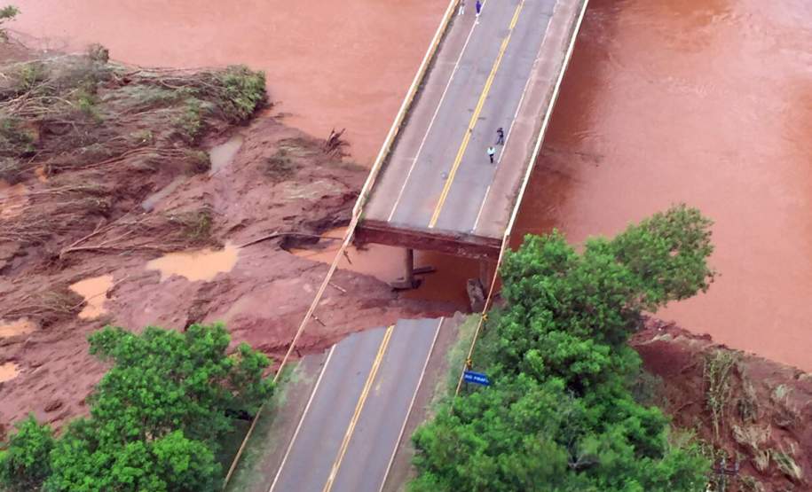 No Noroeste, prioridade é restaurar pontes e estradas rurais A recuperação de rodovias, estradas rurais e pontes é a principal demanda dos municípios do Noroeste atingidos pelas chuvas intensas dos últimos dias. Nesta quinta-feira (14), o governador Beto Richa esteve na região para verificar os danos e acompanhar o trabalho de apoio do Estado às prefeituras. Ele esteve em Iguaraçu, vizinha de Maringá, para conversar com os prefeitos. Ele também foi a Londrina e Rolândia e sobrevoou Jataizinho.