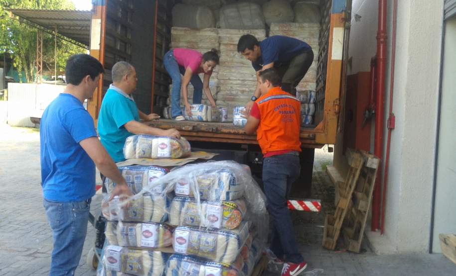 DEFESA CIVIL ESTADUAL ENVIA AJUDA HUMANITÁRIA PARA O MUNICÍPIO DE TAMARANA. Foram enviados hoje (20/01) ao Município de Tamarana 100 kits dormitório, 70 kits limpeza, 70 kits higiene e 109 cestas básicas.