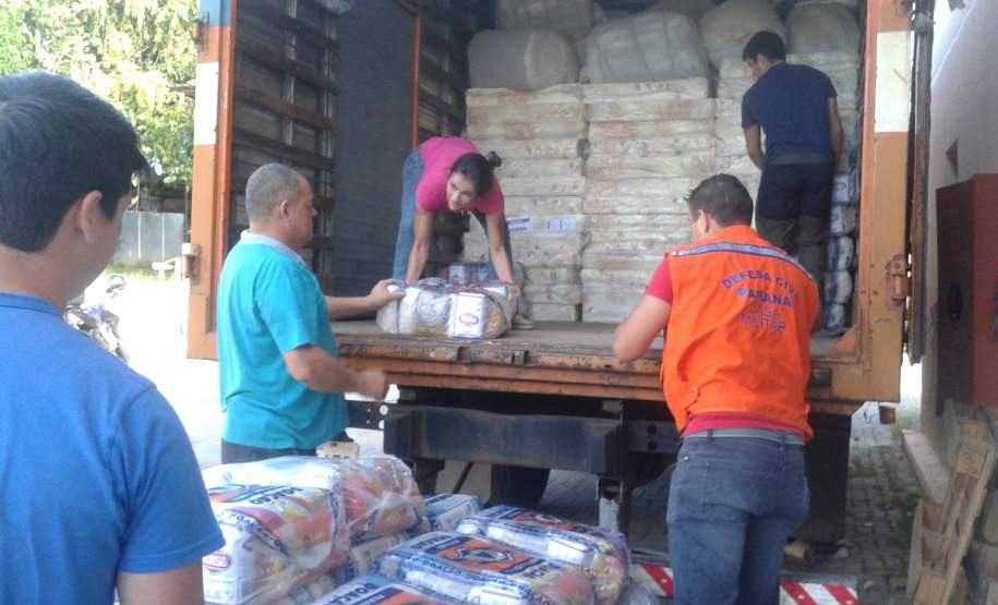 DEFESA CIVIL ESTADUAL ENVIA AJUDA HUMANITÁRIA PARA O MUNICÍPIO DE TAMARANA. Foram enviados hoje (20/01) ao Município de Tamarana 100 kits dormitório, 70 kits limpeza, 70 kits higiene e 109 cestas básicas.