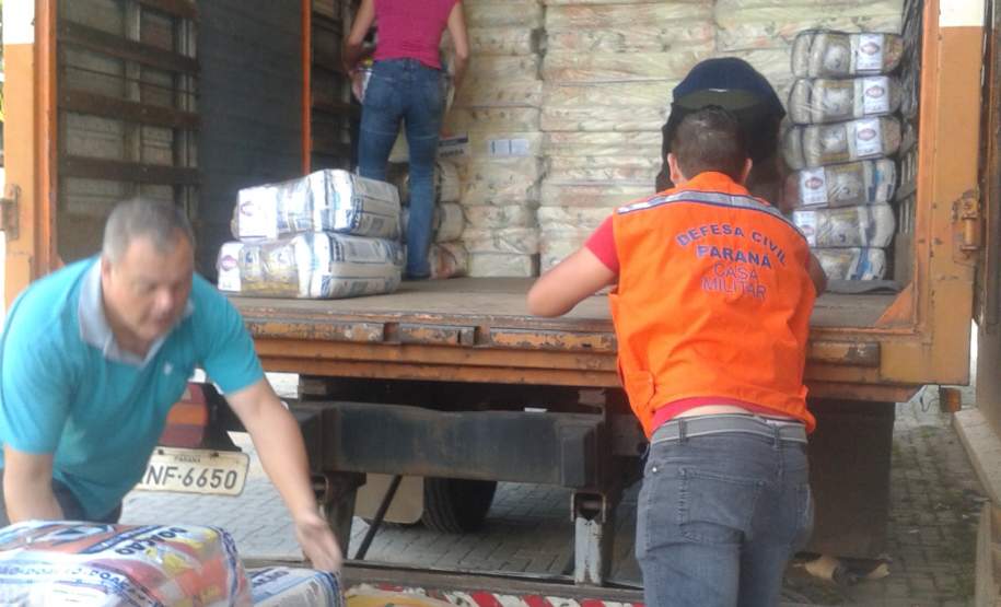 DEFESA CIVIL ESTADUAL ENVIA AJUDA HUMANITÁRIA PARA O MUNICÍPIO DE TAMARANA. Foram enviados hoje (20/01) ao Município de Tamarana 100 kits dormitório, 70 kits limpeza, 70 kits higiene e 109 cestas básicas.