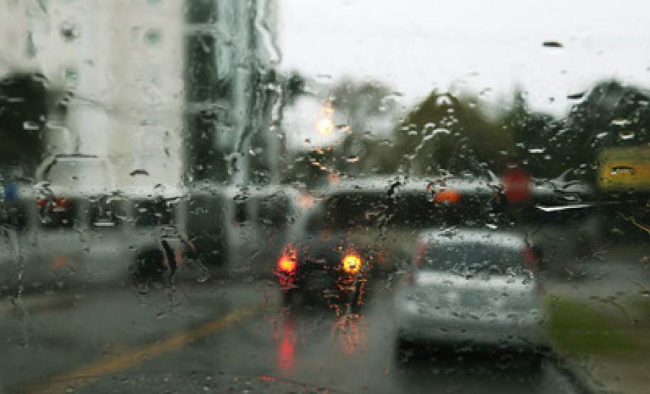 El Niño trará mais chuvas ao Paraná nos próximos três meses O fenômeno El Niño continuará a influenciar o clima brasileiro pelos próximos três meses, aumentando o volume e a intensidade das chuvas na região Sul do País. A previsão foi divulgada na última terça-feira (19) pelo Grupo de Trabalho em Previsão Climática Sazonal do Ministério da Ciência, Tecnologia e Inovação.