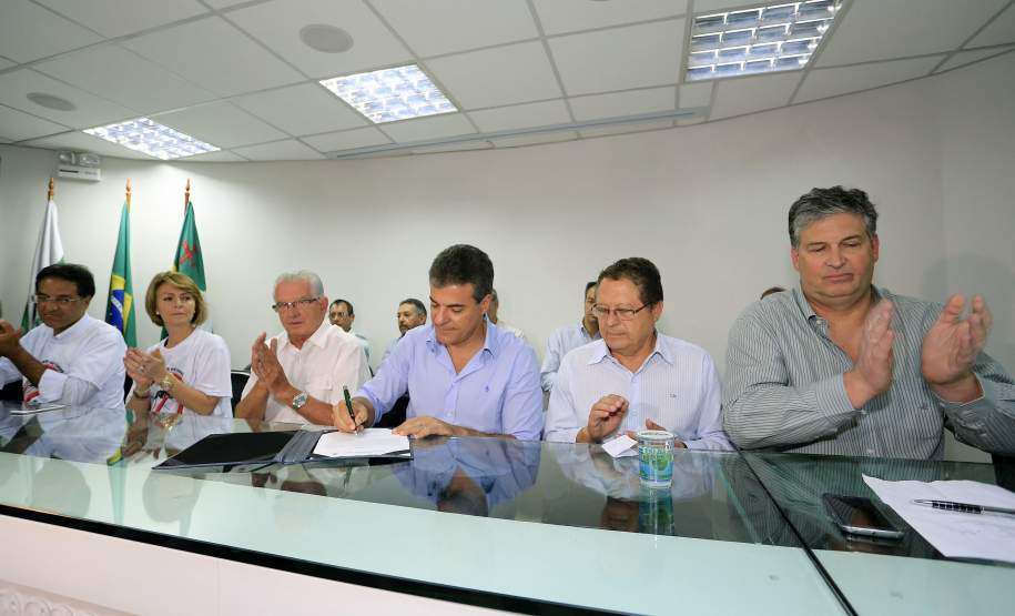 Litoral tem mais R$ 4 milhões para o combate à dengue O governador Beto Richa participou nesta sexta-feira (22), em Paranaguá, da solenidade de liberação de R$ 4 milhões para o combate à dengue no Litoral. Os recursos são oriundos de um acordo judicial entre a Administração dos Portos de Paranaguá e Antonina (Appa) e o Ministério Público Federal e foram repassados ao fundo de Saúde de Paranaguá.