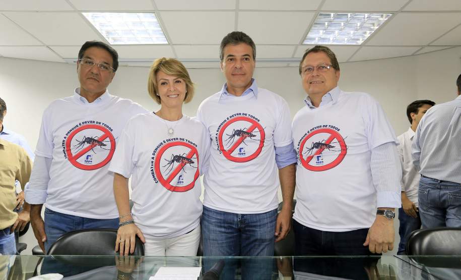 Litoral tem mais R$ 4 milhões para o combate à dengue O governador Beto Richa participou nesta sexta-feira (22), em Paranaguá, da solenidade de liberação de R$ 4 milhões para o combate à dengue no Litoral. Os recursos são oriundos de um acordo judicial entre a Administração dos Portos de Paranaguá e Antonina (Appa) e o Ministério Público Federal e foram repassados ao fundo de Saúde de Paranaguá.