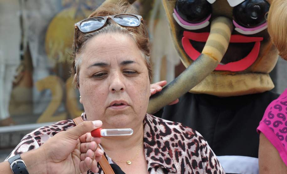 O sábado de Carnaval (6) foi escolhido pelo Governo do Estado para a realização da campanha Hora H – Todos contra o mosquito da Dengue. O objetivo é convocar todos os paranaenses a vistoriar casas e quintais simultaneamente, às 10h da manhã, com o objetivo de eliminar criadouros do mosquito transmissor da dengue, zika e chikungunya.