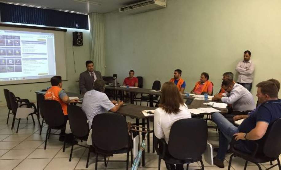 Representantes do Banco do Brasil explanam sobre o Manual do Cartão de Pagamento da Defesa Civil e os documentos necessários para aquisição.