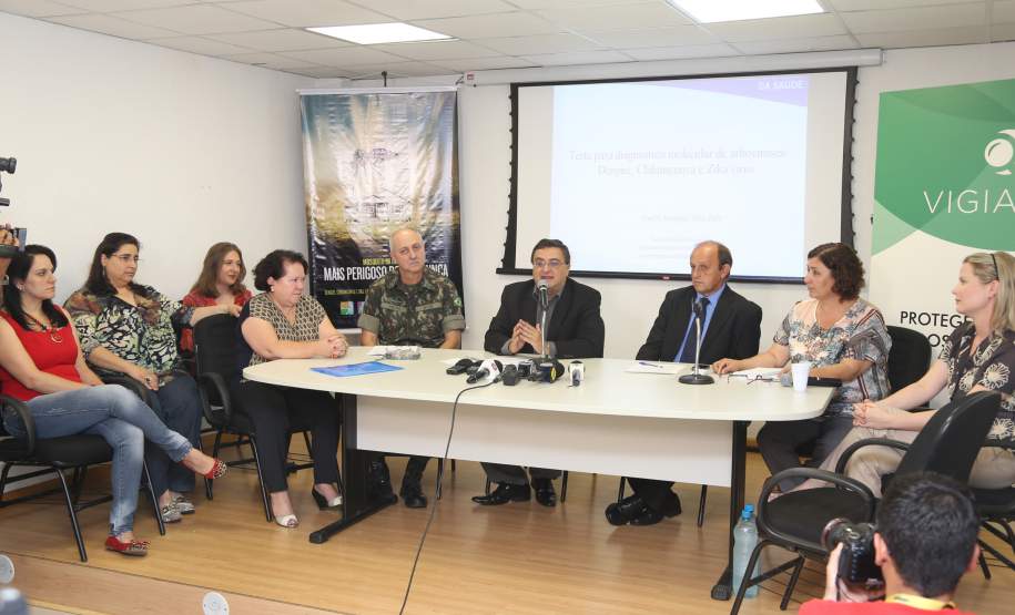 Paraná usa tecnologia pioneira para detectar dengue, zika e Chikungunya A Secretaria de Estado da Saúde apresentou nesta sexta-feira (5) a nova tecnologia utilizada pelo Laboratório Central do Estado (Lacen-PR) para o diagnóstico simultâneo de dengue, zika e chikungunya. Pioneiro no país, o Teste para Diagnóstico Molecular de Arboviroses Metodologia Multiplex, em uso desde o dia 3 de fevereiro, amplia a capacidade de análise do Lacen de 60 para 1.400 exames semanais.