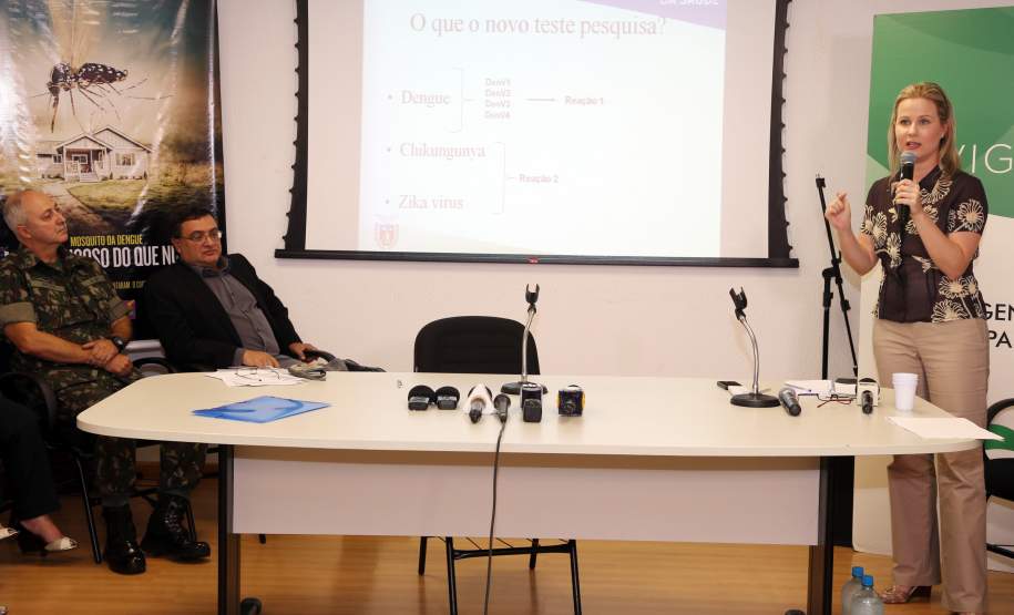 Paraná usa tecnologia pioneira para detectar dengue, zika e Chikungunya A Secretaria de Estado da Saúde apresentou nesta sexta-feira (5) a nova tecnologia utilizada pelo Laboratório Central do Estado (Lacen-PR) para o diagnóstico simultâneo de dengue, zika e chikungunya. Pioneiro no país, o Teste para Diagnóstico Molecular de Arboviroses Metodologia Multiplex, em uso desde o dia 3 de fevereiro, amplia a capacidade de análise do Lacen de 60 para 1.400 exames semanais.