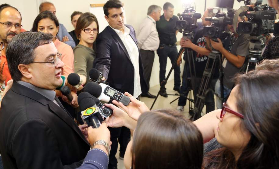 Paraná usa tecnologia pioneira para detectar dengue, zika e Chikungunya A Secretaria de Estado da Saúde apresentou nesta sexta-feira (5) a nova tecnologia utilizada pelo Laboratório Central do Estado (Lacen-PR) para o diagnóstico simultâneo de dengue, zika e chikungunya. Pioneiro no país, o Teste para Diagnóstico Molecular de Arboviroses Metodologia Multiplex, em uso desde o dia 3 de fevereiro, amplia a capacidade de análise do Lacen de 60 para 1.400 exames semanais.