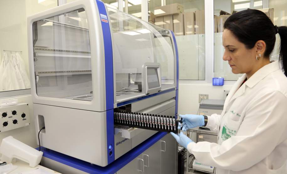 Paraná usa tecnologia pioneira para detectar dengue, zika e Chikungunya A Secretaria de Estado da Saúde apresentou nesta sexta-feira (5) a nova tecnologia utilizada pelo Laboratório Central do Estado (Lacen-PR) para o diagnóstico simultâneo de dengue, zika e chikungunya. Pioneiro no país, o Teste para Diagnóstico Molecular de Arboviroses Metodologia Multiplex, em uso desde o dia 3 de fevereiro, amplia a capacidade de análise do Lacen de 60 para 1.400 exames semanais.