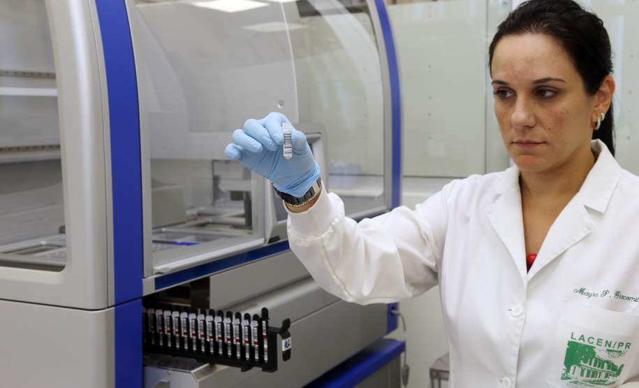 Paraná usa tecnologia pioneira para detectar dengue, zika e Chikungunya A Secretaria de Estado da Saúde apresentou nesta sexta-feira (5) a nova tecnologia utilizada pelo Laboratório Central do Estado (Lacen-PR) para o diagnóstico simultâneo de dengue, zika e chikungunya. Pioneiro no país, o Teste para Diagnóstico Molecular de Arboviroses Metodologia Multiplex, em uso desde o dia 3 de fevereiro, amplia a capacidade de análise do Lacen de 60 para 1.400 exames semanais.
