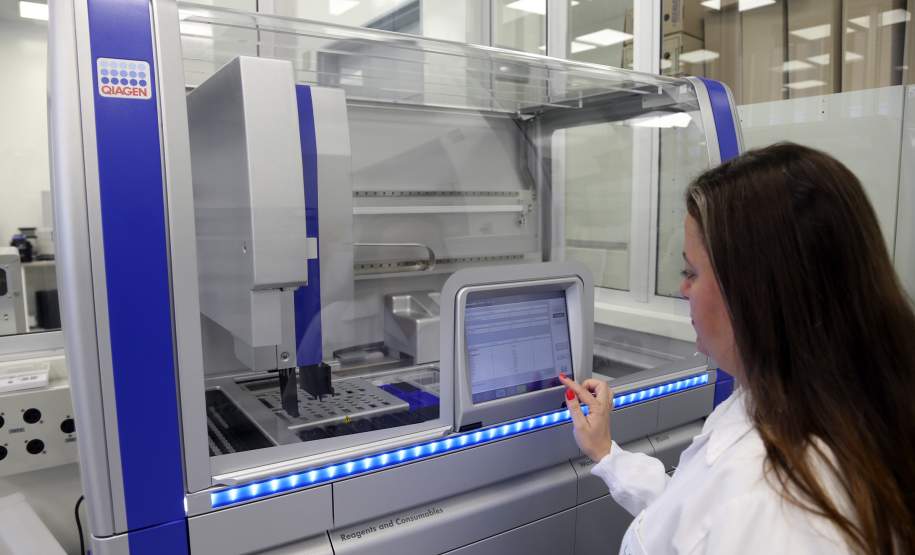 Paraná usa tecnologia pioneira para detectar dengue, zika e Chikungunya A Secretaria de Estado da Saúde apresentou nesta sexta-feira (5) a nova tecnologia utilizada pelo Laboratório Central do Estado (Lacen-PR) para o diagnóstico simultâneo de dengue, zika e chikungunya. Pioneiro no país, o Teste para Diagnóstico Molecular de Arboviroses Metodologia Multiplex, em uso desde o dia 3 de fevereiro, amplia a capacidade de análise do Lacen de 60 para 1.400 exames semanais.
