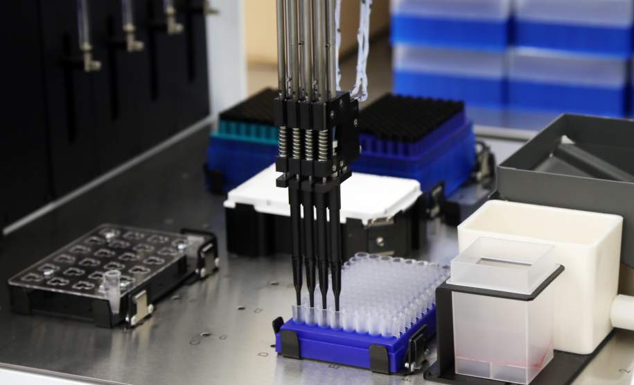 Paraná usa tecnologia pioneira para detectar dengue, zika e Chikungunya A Secretaria de Estado da Saúde apresentou nesta sexta-feira (5) a nova tecnologia utilizada pelo Laboratório Central do Estado (Lacen-PR) para o diagnóstico simultâneo de dengue, zika e chikungunya. Pioneiro no país, o Teste para Diagnóstico Molecular de Arboviroses Metodologia Multiplex, em uso desde o dia 3 de fevereiro, amplia a capacidade de análise do Lacen de 60 para 1.400 exames semanais.