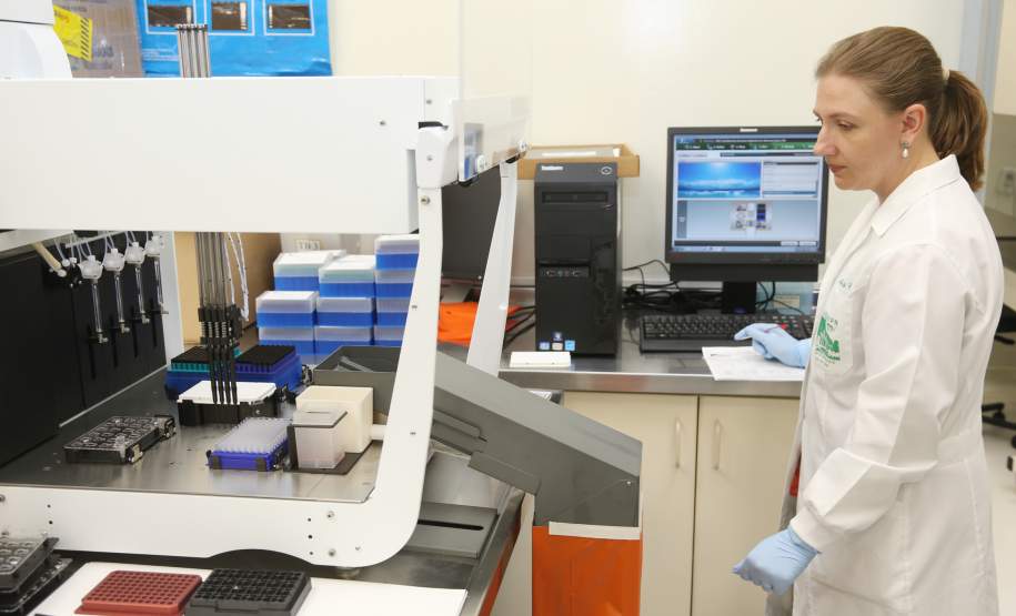 Paraná usa tecnologia pioneira para detectar dengue, zika e Chikungunya A Secretaria de Estado da Saúde apresentou nesta sexta-feira (5) a nova tecnologia utilizada pelo Laboratório Central do Estado (Lacen-PR) para o diagnóstico simultâneo de dengue, zika e chikungunya. Pioneiro no país, o Teste para Diagnóstico Molecular de Arboviroses Metodologia Multiplex, em uso desde o dia 3 de fevereiro, amplia a capacidade de análise do Lacen de 60 para 1.400 exames semanais.