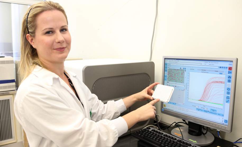 Paraná usa tecnologia pioneira para detectar dengue, zika e Chikungunya A Secretaria de Estado da Saúde apresentou nesta sexta-feira (5) a nova tecnologia utilizada pelo Laboratório Central do Estado (Lacen-PR) para o diagnóstico simultâneo de dengue, zika e chikungunya. Pioneiro no país, o Teste para Diagnóstico Molecular de Arboviroses Metodologia Multiplex, em uso desde o dia 3 de fevereiro, amplia a capacidade de análise do Lacen de 60 para 1.400 exames semanais.
