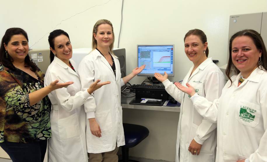Paraná usa tecnologia pioneira para detectar dengue, zika e Chikungunya A Secretaria de Estado da Saúde apresentou nesta sexta-feira (5) a nova tecnologia utilizada pelo Laboratório Central do Estado (Lacen-PR) para o diagnóstico simultâneo de dengue, zika e chikungunya. Pioneiro no país, o Teste para Diagnóstico Molecular de Arboviroses Metodologia Multiplex, em uso desde o dia 3 de fevereiro, amplia a capacidade de análise do Lacen de 60 para 1.400 exames semanais.