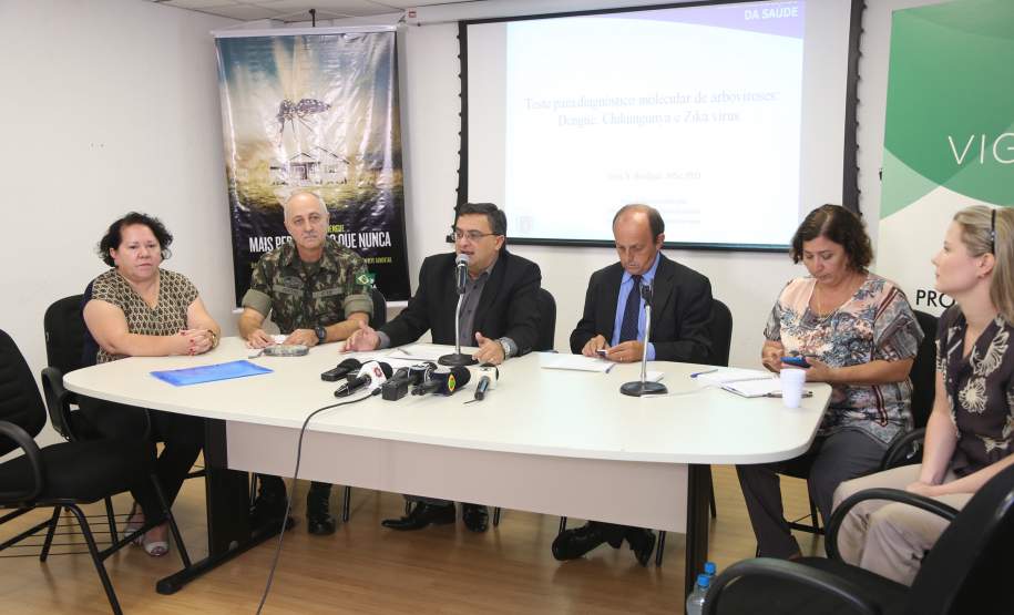 Paraná usa tecnologia pioneira para detectar dengue, zika e Chikungunya A Secretaria de Estado da Saúde apresentou nesta sexta-feira (5) a nova tecnologia utilizada pelo Laboratório Central do Estado (Lacen-PR) para o diagnóstico simultâneo de dengue, zika e chikungunya. Pioneiro no país, o Teste para Diagnóstico Molecular de Arboviroses Metodologia Multiplex, em uso desde o dia 3 de fevereiro, amplia a capacidade de análise do Lacen de 60 para 1.400 exames semanais.