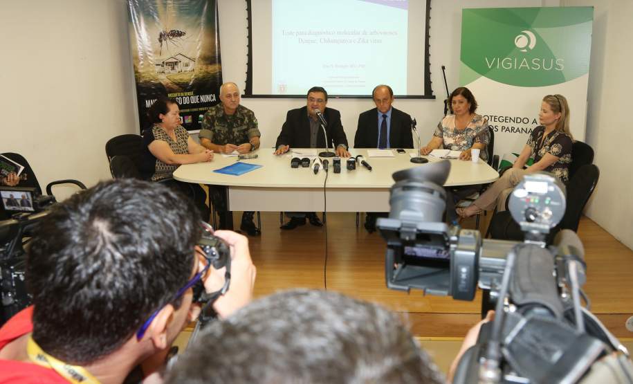 Paraná usa tecnologia pioneira para detectar dengue, zika e Chikungunya A Secretaria de Estado da Saúde apresentou nesta sexta-feira (5) a nova tecnologia utilizada pelo Laboratório Central do Estado (Lacen-PR) para o diagnóstico simultâneo de dengue, zika e chikungunya. Pioneiro no país, o Teste para Diagnóstico Molecular de Arboviroses Metodologia Multiplex, em uso desde o dia 3 de fevereiro, amplia a capacidade de análise do Lacen de 60 para 1.400 exames semanais.