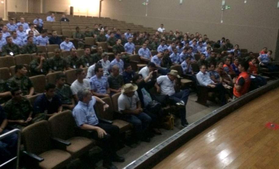 COORDENADORIA ESTADUAL DE PROTEÇÃO E DEFESA CIVIL E FORÇAS ARMADAS NO COMBATE AO MOSQUITO AEDES AEGYPTI Na tarde do dia (11/02), representantes da Coordenadoria Estadual de Proteção e Defesa Civil estiveram presentes no CINDACTA II, ministrando uma palestra com várias instruções, além da capacitação dos militares nas abordagens em residências