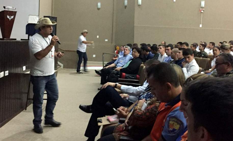 COORDENADORIA ESTADUAL DE PROTEÇÃO E DEFESA CIVIL E FORÇAS ARMADAS NO COMBATE AO MOSQUITO AEDES AEGYPTI Na tarde do dia (11/02), representantes da Coordenadoria Estadual de Proteção e Defesa Civil estiveram presentes no CINDACTA II, ministrando uma palestra com várias instruções, além da capacitação dos militares nas abordagens em residências