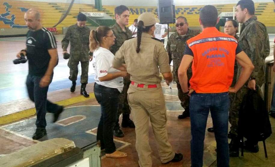 DEFESA CIVIL NA OPERAÇÃO DENGUE SEM ASAS A partir de hoje (12/02) a Defesa Civil e Militares das Forças Armadas iniciaram um grande trabalho para acabar com focos do mosquito Aedes Aegypti em Paranaguá, um dos Municípios mais afetados pela epidemia