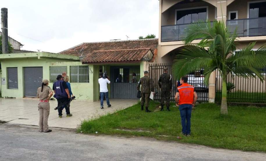 DEFESA CIVIL NA OPERAÇÃO DENGUE SEM ASAS A partir de hoje (12/02) a Defesa Civil e Militares das Forças Armadas iniciaram um grande trabalho para acabar com focos do mosquito Aedes Aegypti em Paranaguá, um dos Municípios mais afetados pela epidemia