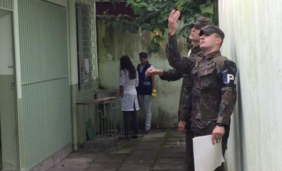 DEFESA CIVIL NA OPERAÇÃO DENGUE SEM ASAS A partir de hoje (12/02) a Defesa Civil e Militares das Forças Armadas iniciaram um grande trabalho para acabar com focos do mosquito Aedes Aegypti em Paranaguá, um dos Municípios mais afetados pela epidemia