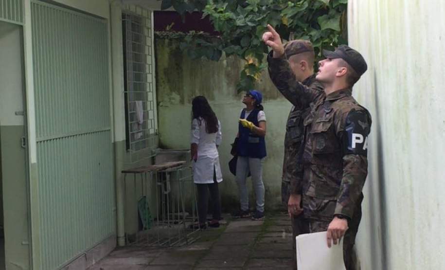 DEFESA CIVIL NA OPERAÇÃO DENGUE SEM ASAS A partir de hoje (12/02) a Defesa Civil e Militares das Forças Armadas iniciaram um grande trabalho para acabar com focos do mosquito Aedes Aegypti em Paranaguá, um dos Municípios mais afetados pela epidemia