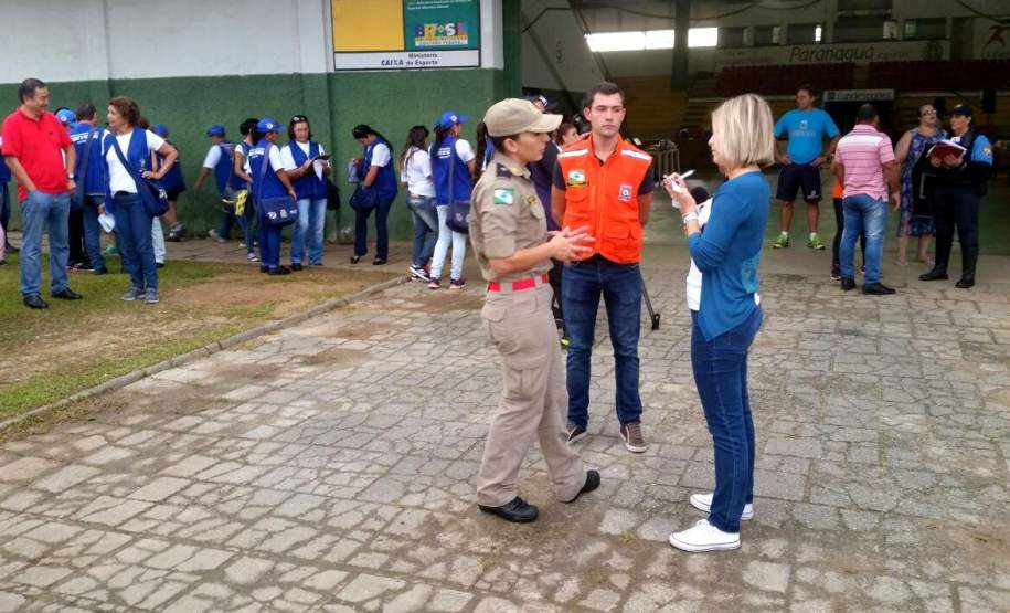 DEFESA CIVIL NA OPERAÇÃO DENGUE SEM ASAS A partir de hoje (12/02) a Defesa Civil e Militares das Forças Armadas iniciaram um grande trabalho para acabar com focos do mosquito Aedes Aegypti em Paranaguá, um dos Municípios mais afetados pela epidemia