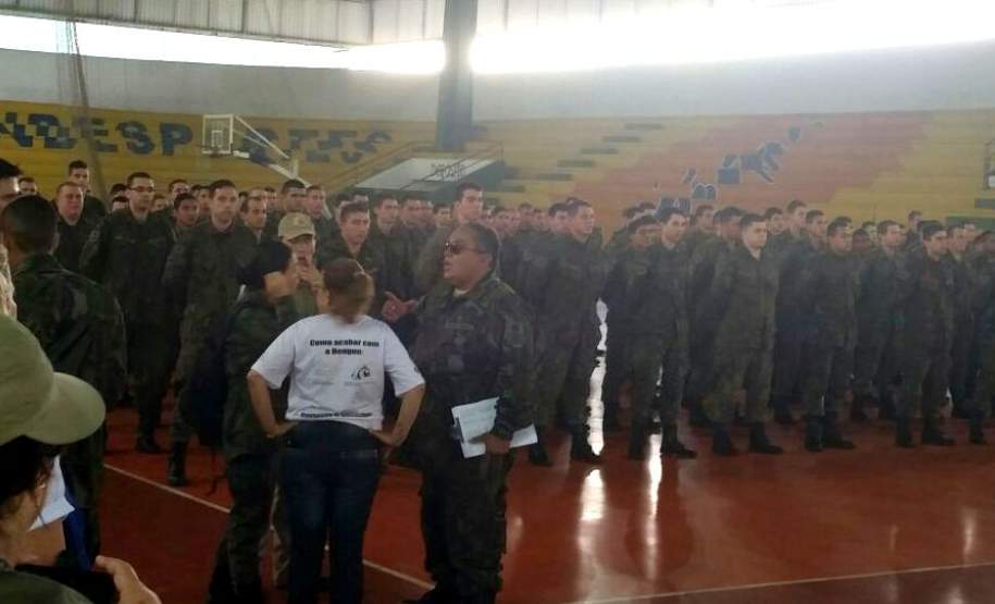 DEFESA CIVIL NA OPERAÇÃO DENGUE SEM ASAS A partir de hoje (12/02) a Defesa Civil e Militares das Forças Armadas iniciaram um grande trabalho para acabar com focos do mosquito Aedes Aegypti em Paranaguá, um dos Municípios mais afetados pela epidemia