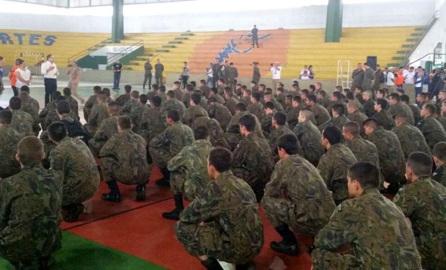 DEFESA CIVIL NA OPERAÇÃO DENGUE SEM ASAS A partir de hoje (12/02) a Defesa Civil e Militares das Forças Armadas iniciaram um grande trabalho para acabar com focos do mosquito Aedes Aegypti em Paranaguá, um dos Municípios mais afetados pela epidemia