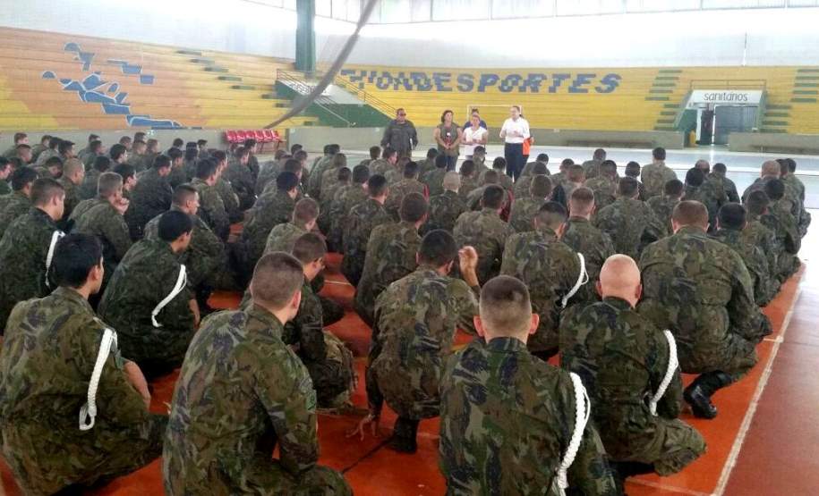 DEFESA CIVIL NA OPERAÇÃO DENGUE SEM ASAS A partir de hoje (12/02) a Defesa Civil e Militares das Forças Armadas iniciaram um grande trabalho para acabar com focos do mosquito Aedes Aegypti em Paranaguá, um dos Municípios mais afetados pela epidemia
