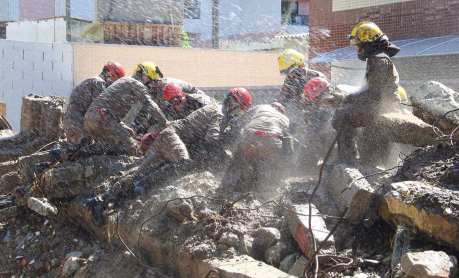 DESMORONAMENTOS E SOTERRAMENTOS DESMORONAMENTOS E SOTERRAMENTOS