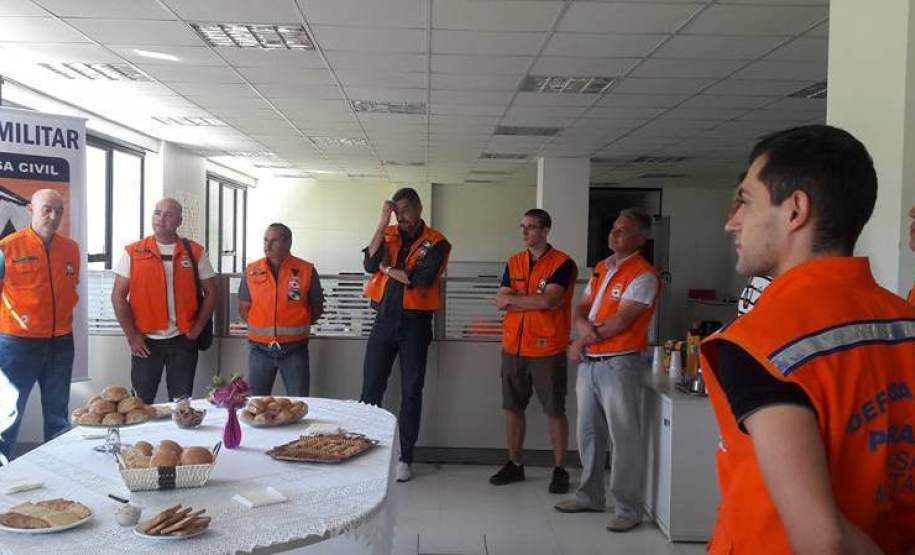 Coordenadoria Estadual de Proteção e Defesa Civil do Paraná realizou no dia 19/03 a entrega de Certificado de Operação aos radioamadores que participaram da Operação Dengue sem Asas. A Coordenadoria Estadual de Proteção e Defesa Civil do Paraná realizou no dia 19 a entrega de Certificado de Operação aos radioamadores que participaram da Operação Dengue sem Asas, em Paranaguá, ocorrida nos dias 12 e 13 do mês de fevereiro