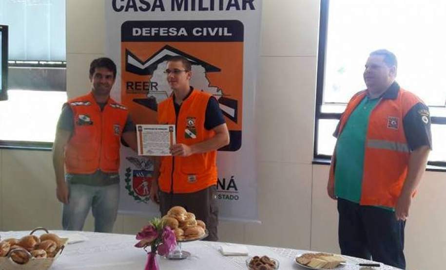 Coordenadoria Estadual de Proteção e Defesa Civil do Paraná realizou no dia 19/03 a entrega de Certificado de Operação aos radioamadores que participaram da Operação Dengue sem Asas. A Coordenadoria Estadual de Proteção e Defesa Civil do Paraná realizou no dia 19 a entrega de Certificado de Operação aos radioamadores que participaram da Operação Dengue sem Asas, em Paranaguá, ocorrida nos dias 12 e 13 do mês de fevereiro