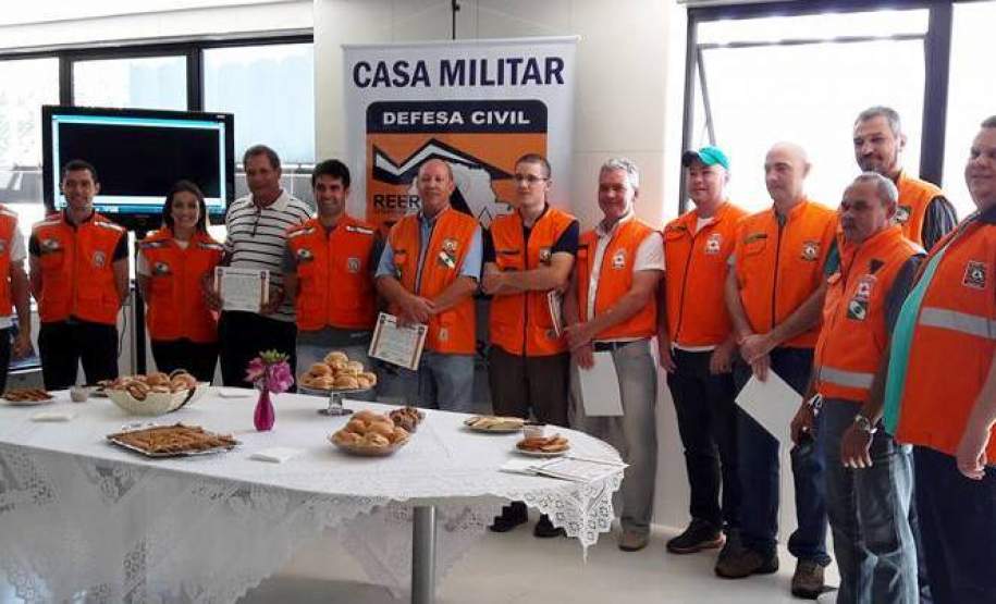 Coordenadoria Estadual de Proteção e Defesa Civil do Paraná realizou no dia 19/03 a entrega de Certificado de Operação aos radioamadores que participaram da Operação Dengue sem Asas. A Coordenadoria Estadual de Proteção e Defesa Civil do Paraná realizou no dia 19 a entrega de Certificado de Operação aos radioamadores que participaram da Operação Dengue sem Asas, em Paranaguá, ocorrida nos dias 12 e 13 do mês de fevereiro
