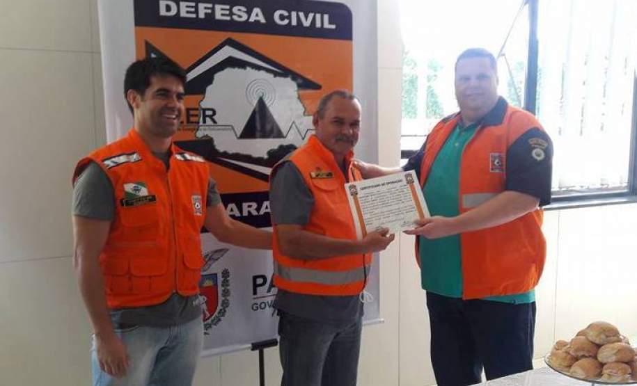 Coordenadoria Estadual de Proteção e Defesa Civil do Paraná realizou no dia 19/03 a entrega de Certificado de Operação aos radioamadores que participaram da Operação Dengue sem Asas. A Coordenadoria Estadual de Proteção e Defesa Civil do Paraná realizou no dia 19 a entrega de Certificado de Operação aos radioamadores que participaram da Operação Dengue sem Asas, em Paranaguá, ocorrida nos dias 12 e 13 do mês de fevereiro